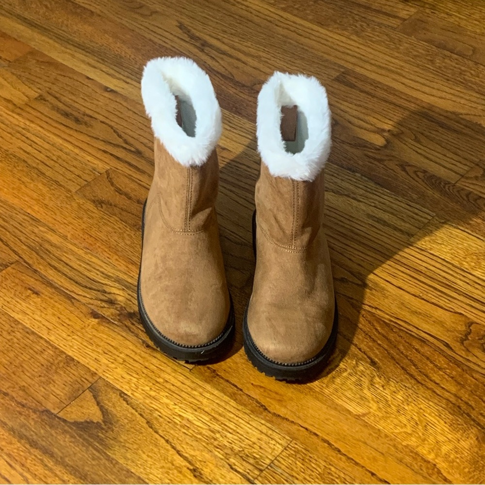 Old Navy Cozy Faux-Suede Faux-Fur Trim Boots Booties Tan Brown Color NWOT
Girls - Picture 11 of 13